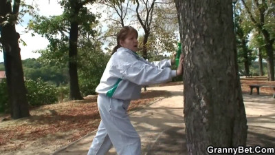 Mature fitness addict finds a fellow jogger to fuck