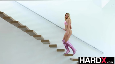 Kenzie Anne knows how to ride a large schlong