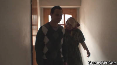 Old porn actress' pussy is drilled by the guest