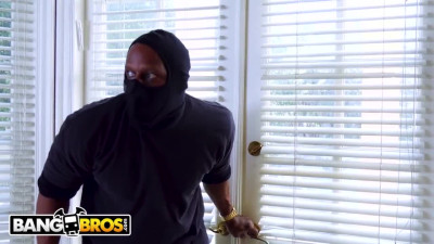 Sex with bootylicious blonde is black robber's prey