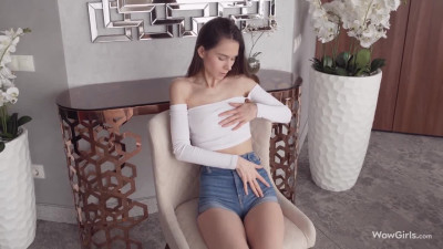 Slim chick has nothing against solo hookup