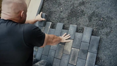 Stacked German cougar satisfied by muscular guy