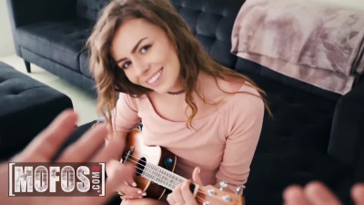 Guitar helps guy make skinny GF in the mood for sex