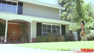 Threesome fuck is a good way for the girl to pass time