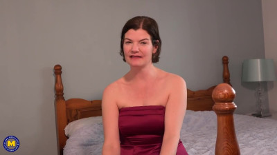 Mature hottie rubs her thirsty hairy cunt till orgasm