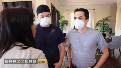 MILF receives sexual pleasure from the worker
