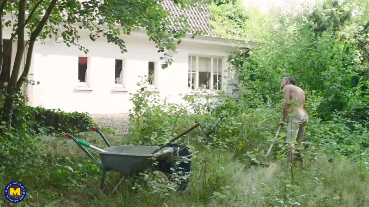 Watch Natural mature seduces gardener using sexy lingerie HD Full video | ePornFreeHD. Watch Free All of trend and latest brand porn full Videos ePornFreeHD. 
