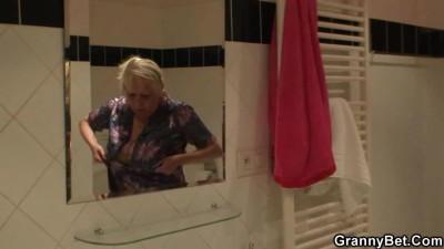 Busty GILF goes from the shower to sucking dick