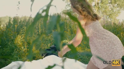 Older man is drilling the cunt of a babe while outdoors
