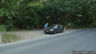 He picked up a GILF and she gave him a blowjob in the car