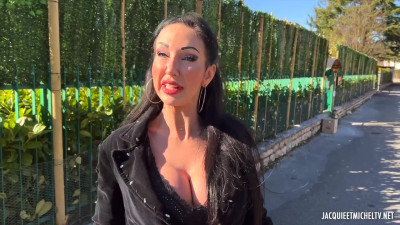 Italian MILF Laura comes to the studio and does it all