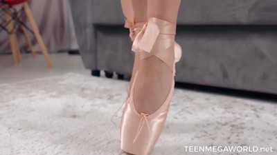 Flexible blonde is going to tease with her pink slit