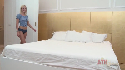 Solo blondie Tracy Gold playing with her pussy hole