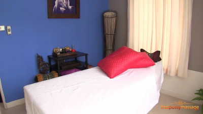 Thai babe receives a massage and gets fucked raw