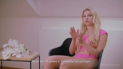 Blonde in pink is going to show her solo rubbing skills