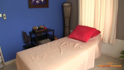 Thai girl gets a massage and gets fucked before the facial