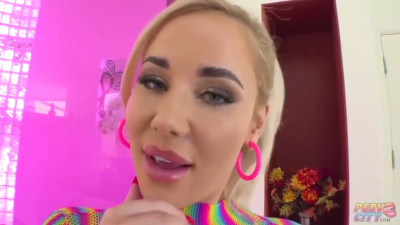 Savannah Bond looks sensational during hard sodomy