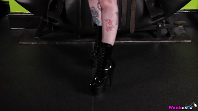 Em Yangs wants you on his knees, worshipping her