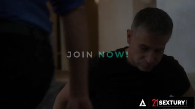 Russian MILF whore gets double penetrated savagely