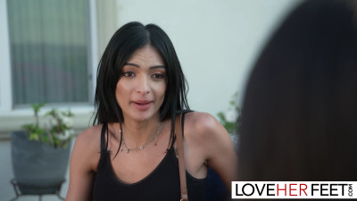 Isa Bella and Laynee James lick each other's feet