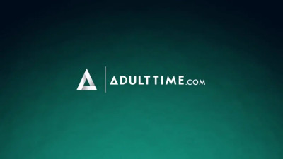 Beautiful lezzie sluts hook up in the back of the club