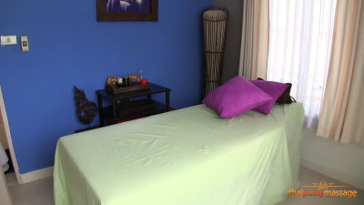 Thai babe is naked and she receives a sensual massage