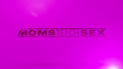 Stepmom wants to stay in control during FFM fucking