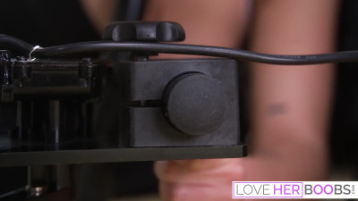 Nika Venom wants a fuckmachine to gape her as well