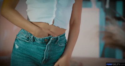 Gorgeosu babe Helina Dream looks stunning in this one