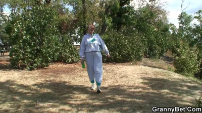 She hurt her ankle and a stranger helped this granny up