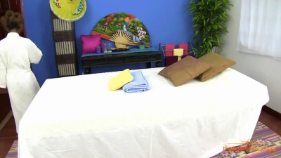 Thai babe gets a massage and a little bit extra
