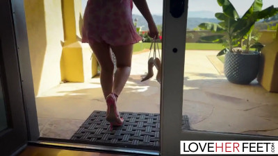 Aubree Valentine is facefucked by a foot fetishist