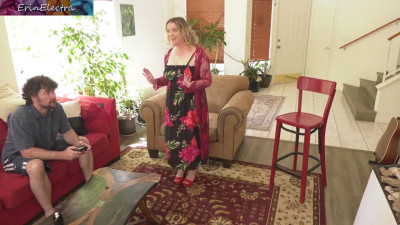 Stepmom showing what he should to her asshole every day